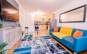 Bright & Elegant House Near City Centre And Stadium